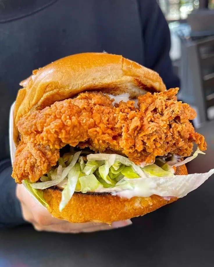 A3. Burger Ayam Crispy Saus Barbeque